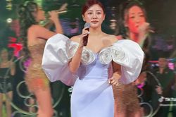 Diện váy bốc lửa biểu diễn trong bar, nhan sắc của Văn Mai Hương qua camera thường gây bất ngờ