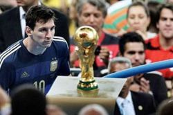 Messi và tham vọng vượt cái bóng của Diego Maradona