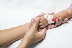 Bé sơ sinh 5 ngày tuổi mắc sốt xuất huyết