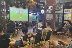 Nhà hàng, quán cà phê lắp máy chiếu lớn hút khách mùa World Cup 2022