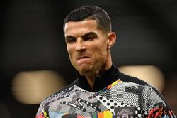 MU chính thức chấm dứt hợp đồng với Ronaldo