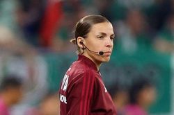 Stephanie Frappart - nữ trọng tài đầu tiên làm nhiệm vụ tại World Cup bóng đá nam