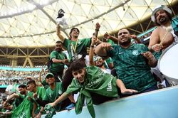 Vua Saudi Arabia cho cả nước nghỉ làm ăn mừng thắng Argentina