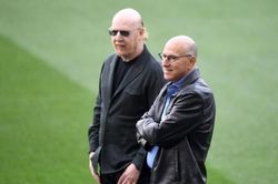 Nhà Glazers rao bán Man Utd