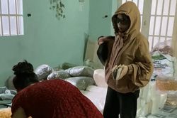 Con gái bí mật từ Nhật Bản về thăm nhà, suýt khóc vì mẹ không nhận ra