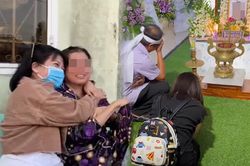 Xót xa chuyến trở về của con gái xa xứ 5 năm: Chỉ còn có thể quỳ sụp, khóc nấc trước di ảnh mẹ mà thôi
