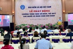Tặng sổ bảo hiểm xã hội, thẻ bảo hiểm y tế cho người có hoàn cảnh khó khăn