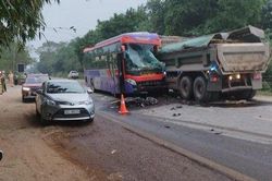 Tai nạn liên hoàn giữa xe khách, xe tải và xe máy khiến 2 người tử vong