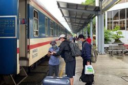 Đường sắt khuyến cáo hành khách không nên mua vé tàu Tết trôi nổi