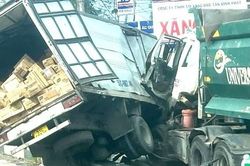 Xe tải và xe ben đâm nhau biến dạng trên tuyến đường huyết mạch ở Bình Dương