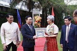 Chủ tịch Quốc hội đặt vòng hoa tại tượng đài Chủ tịch Hồ Chí Minh ở Thủ đô Manila