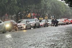 Mưa lớn kéo dài nhiều tuyến đường ở Tp.Vinh bị ngập nặng