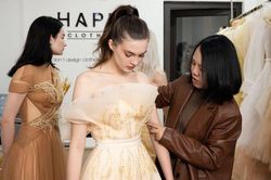 NTK Thảo Nguyễn tất bật fitting đồ cho show diễn tại Tuần lễ thời trang quốc ế Việt Nam