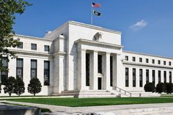 Fed phát tín hiệu giảm nhịp độ nâng lãi suất