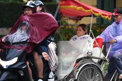 Gió mùa tràn về, người Hà Nội và du khách co ro trong không khí se lạnh kèm mưa nhỏ
