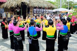 Khai thác di sản văn hóa phát triển du lịch