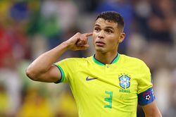 Thiago Silva đáp trả HLV tuyển Serbia