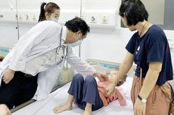 16 học sinh ở Tiền Giang nhập viện cấp cứu sau khi ăn bánh, uống sữa