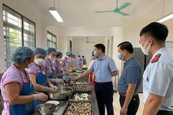 Hà Nội có khoảng 15% bếp ăn tập thể ở trường học được kiểm tra chưa đạt yêu cầu