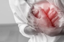 Người đàn ông nhồi máu cơ tim khi đi vệ sinh vì...