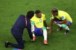 HLV Brazil tiết lộ cơ hội đá World Cup 2022 của Neymar sau chấn thương ở trận ra quân
