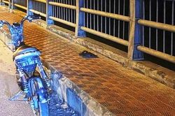 Tìm kiếm nữ sinh mất tích, xe đạp điện và dép bỏ lại trên cầu