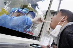 Trung Quốc ghi nhận số ca mắc mới COVID-19 cao kỷ lục cùng nhiều ổ dịch lớn