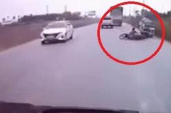 Clip: Bẻ lái né họa tông xe tải, ô tô hất văng 2 người đi xe máy rồi chạy 'mất bóng'