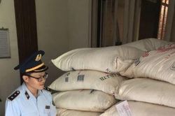 Long An: Phát hiện, tạm giữ 5 tấn đường cát nhập lậu