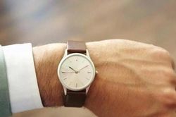 Đeo đồng hồ chuẩn từ A-Z: Nên đeo hướng trong hay ngoài?