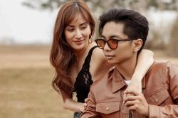Khánh Thi mong Phan Hiển đừng làm mình khóc... trôi lớp trang điểm ở hôn lễ