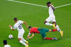Fan xỉ vả Ronaldo ăn vạ để kiếm penalty