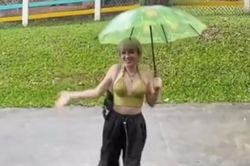 Đang đi chơi thì gặp mưa, phản ứng của Tóc Tiên khiến cộng đồng mạng 'ngã ngửa'