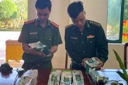Ngư dân nhặt 7kg ma túy đá trên biển đem nộp cơ quan chức năng