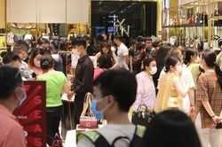 Người dân TPHCM đổ xô đi mua sắm ngày Black Friday