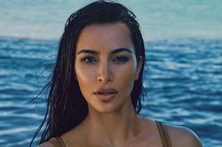 Kim Kardashian tức giận vì Kanye West ép nhân viên xem ảnh nhạy cảm
