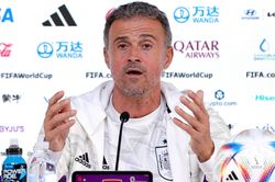 HLV Luis Enrique: 'Chăn gối là chuyện bình thường ở World Cup'