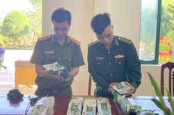 Ngư dân Quảng Trị phát hiện nhiều gói chứa chất nghi là ma túy