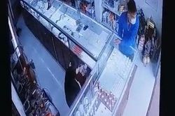 Bắt đối tượng ném cát vào chủ tiệm vàng, rồi cầm hai sợi dây chuyền bỏ chạy