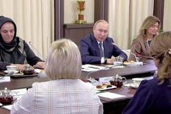 Tổng thống Putin an ủi mẹ của những binh lính tử trận ở Ukraine