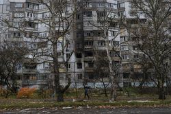 Nga cân nhắc trao đổi tài sản đóng băng với phương Tây, Ukraine bắt đầu sơ tán dân Kherson