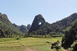 Khám phá ngọn núi thủng được xem là mắt của Thần Núi ở Cao Bằng