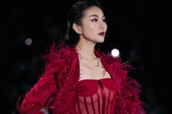 Siêu mẫu Thanh Hằng thần thái làm vedette, thả dáng siêu nuột trên sàn runway