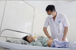 Cảnh giác khi trẻ bất ngờ đau bụng dữ dội, co thắt bụng dưới
