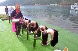 Thí sinh Hoa hậu Du lịch thế giới trải nghiệm lễ hội gội đầu