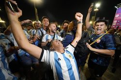 Người Argentina thở phào sau chiến thắng sân cỏ