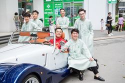 Chú rể kém tuổi tự lái xe mui trần đón Hoa hậu Ngọc Hân về dinh