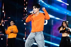 Đem hit Waiting For You đi diễn, ca sĩ Mono bất ngờ bị khán giả quay xe 'mỉa mai'