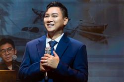 Hỏi thăm sức khỏe khán giả trong đêm nhạc, nhưng phản ứng của Hoài Lâm... lạ lắm!