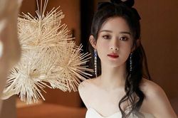 Triệu Lệ Dĩnh đỉnh đến mức nào mà được cả 'thánh tạo nghiệp' của CBiz ủng hộ?